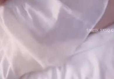 The great god fantasized about kissing his younger sister ‰ ‰ ‰ during the weekend while chatting with her boyfriend on the Internet in the e-sports room, she started to touch her forcibly kissing her and finally completely fell into the trap halfway through, secretly unscrewing and shooting pink and sexy sex without watermarked HD version (2)️