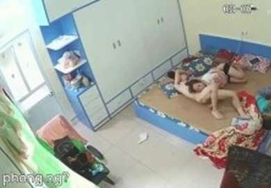 黑客破解家庭網絡攝像頭偷拍❤️一對性慾很強的年輕夫妻無所顧忌大白天當著孩子面做愛高清完整版~1