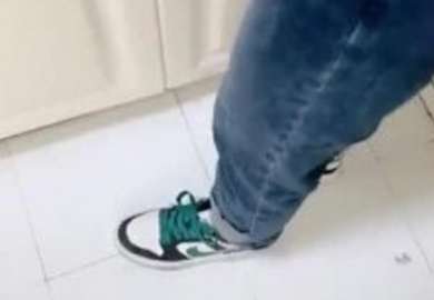 妹妹が家に来て、我慢できずに強く押して、妻がそばで手伝って、大きなペニス挿入で正直になり、超爽内射!