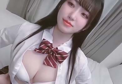 高顔美乳JK美眉 初撮影はちょっぴり緊張して不自然、マンコは超ピンク色、スケベな水が溢れてる